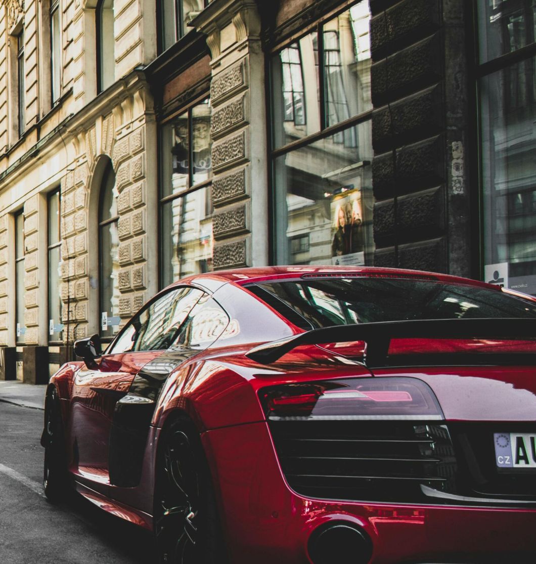 Czerwony samochów na tło